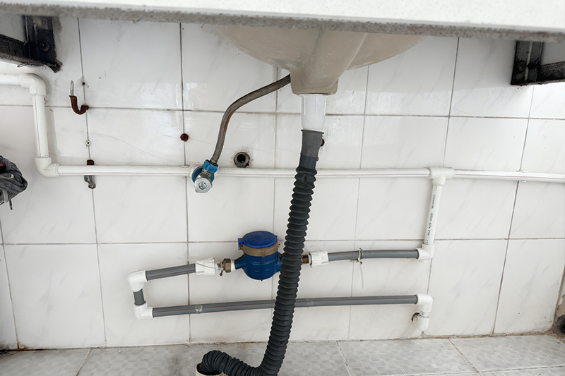 I'm Lin Feng, a facility manager for a large commercial complex. Last winter, our building's central air conditioning system experienced frequent malfunctions, with significant temperature fluctuations in multiple zones, surging energy consumption, and numerous tenant complaints. After troubleshooting, we identified the root cause: unstable cooling water flow, which reduced heat exchange efficiency, caused the units to frequently cycle on and off, and increased energy consumption by nearly 30%. The core issue was that the old mechanical flow switches couldn't accurately monitor low-flow cooling water, especially under variable loads. Their slow response time made it impossible to adjust pump operations in a timely manner. We urgently needed a solution that could monitor in real time and respond quickly. At the beginning of this year, we adopted a thermal conductivity flow switch. This device uses heating and sensing modules in its probe to detect flow changes based on the principle of heat being carried away by the flowing medium. When the cooling water flow drops below the set threshold, it immediately triggers an alarm and links to the control system to adjust the pump speed, ensuring stable flow. The results were immediate. The system could now monitor flow in real time, preventing the risk of unit dry firing due to insufficient flow and extending equipment lifespan. By dynamically adjusting pump operations, energy consumption was reduced by 25%, saving approximately 150,000 yuan in annual electricity costs. Tenant complaints decreased significantly, and the building's comfort level improved noticeably. With its high sensitivity and fast response, the thermal conductivity flow switch addresses the pain points of flow monitoring in HVAC systems, delivering substantial energy savings and equipment protection. Today, it has become the "smart guardian" of our system, making management easier and more efficient.