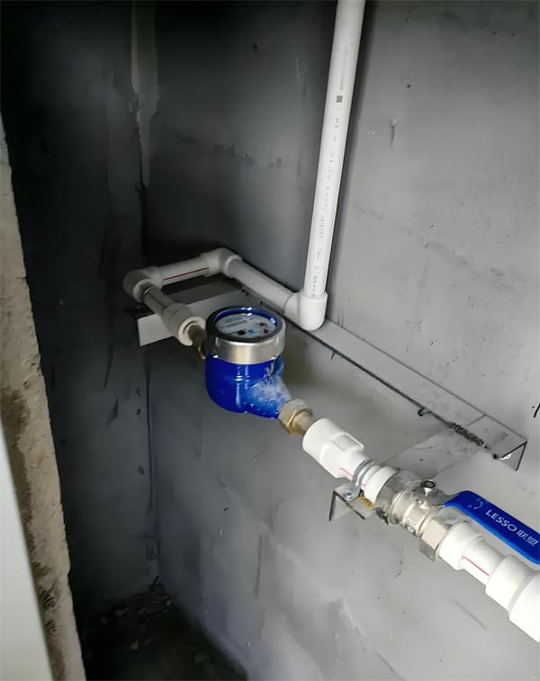 I'm Lin Feng, a facility manager for a large commercial complex. Last winter, our building's central air conditioning system experienced frequent malfunctions, with significant temperature fluctuations in multiple zones, surging energy consumption, and numerous tenant complaints. After troubleshooting, we identified the root cause: unstable cooling water flow, which reduced heat exchange efficiency, caused the units to frequently cycle on and off, and increased energy consumption by nearly 30%. The core issue was that the old mechanical flow switches couldn't accurately monitor low-flow cooling water, especially under variable loads. Their slow response time made it impossible to adjust pump operations in a timely manner. We urgently needed a solution that could monitor in real time and respond quickly. At the beginning of this year, we adopted a thermal conductivity flow switch. This device uses heating and sensing modules in its probe to detect flow changes based on the principle of heat being carried away by the flowing medium. When the cooling water flow drops below the set threshold, it immediately triggers an alarm and links to the control system to adjust the pump speed, ensuring stable flow. The results were immediate. The system could now monitor flow in real time, preventing the risk of unit dry firing due to insufficient flow and extending equipment lifespan. By dynamically adjusting pump operations, energy consumption was reduced by 25%, saving approximately 150,000 yuan in annual electricity costs. Tenant complaints decreased significantly, and the building's comfort level improved noticeably. With its high sensitivity and fast response, the thermal conductivity flow switch addresses the pain points of flow monitoring in HVAC systems, delivering substantial energy savings and equipment protection. Today, it has become the "smart guardian" of our system, making management easier and more efficient.