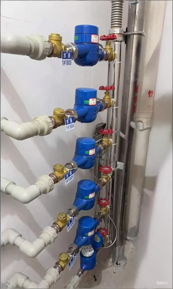 I'm Lin Feng, a facility manager for a large commercial complex. Last winter, our building's central air conditioning system experienced frequent malfunctions, with significant temperature fluctuations in multiple zones, surging energy consumption, and numerous tenant complaints. After troubleshooting, we identified the root cause: unstable cooling water flow, which reduced heat exchange efficiency, caused the units to frequently cycle on and off, and increased energy consumption by nearly 30%. The core issue was that the old mechanical flow switches couldn't accurately monitor low-flow cooling water, especially under variable loads. Their slow response time made it impossible to adjust pump operations in a timely manner. We urgently needed a solution that could monitor in real time and respond quickly. At the beginning of this year, we adopted a thermal conductivity flow switch. This device uses heating and sensing modules in its probe to detect flow changes based on the principle of heat being carried away by the flowing medium. When the cooling water flow drops below the set threshold, it immediately triggers an alarm and links to the control system to adjust the pump speed, ensuring stable flow. The results were immediate. The system could now monitor flow in real time, preventing the risk of unit dry firing due to insufficient flow and extending equipment lifespan. By dynamically adjusting pump operations, energy consumption was reduced by 25%, saving approximately 150,000 yuan in annual electricity costs. Tenant complaints decreased significantly, and the building's comfort level improved noticeably. With its high sensitivity and fast response, the thermal conductivity flow switch addresses the pain points of flow monitoring in HVAC systems, delivering substantial energy savings and equipment protection. Today, it has become the "smart guardian" of our system, making management easier and more efficient.